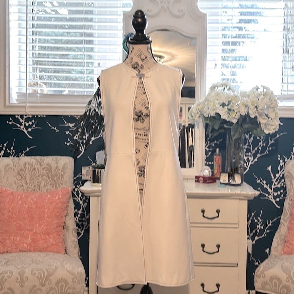 STUNNING, ZARA white cape. In size M